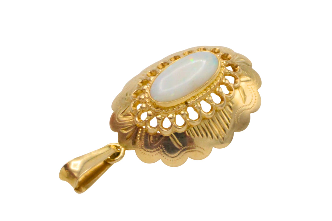 White opal pendant in 14 carat gold