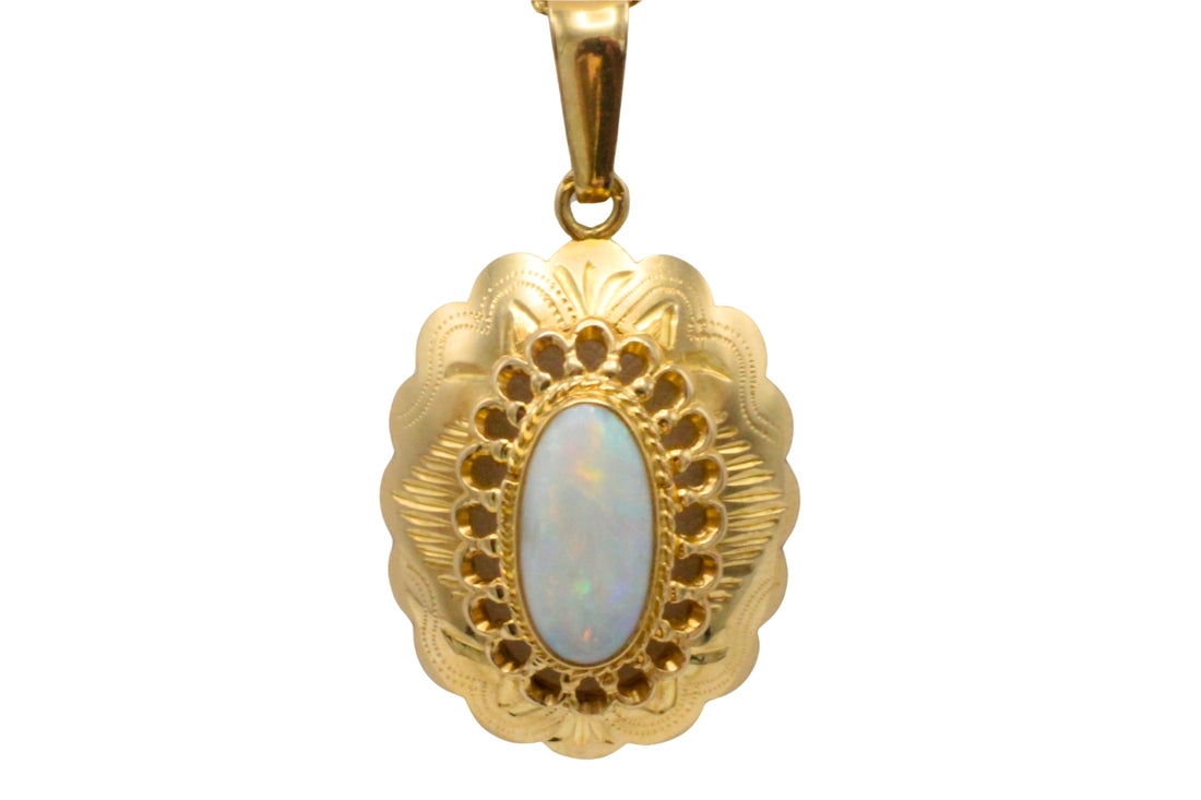 White opal pendant in 14 carat gold