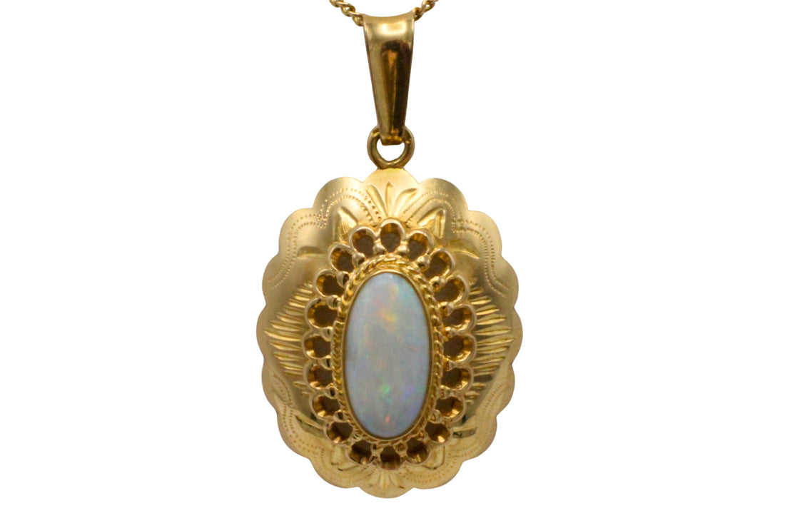 White opal pendant in 14 carat gold