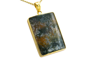 Moss agate pendant in 18 carat gold