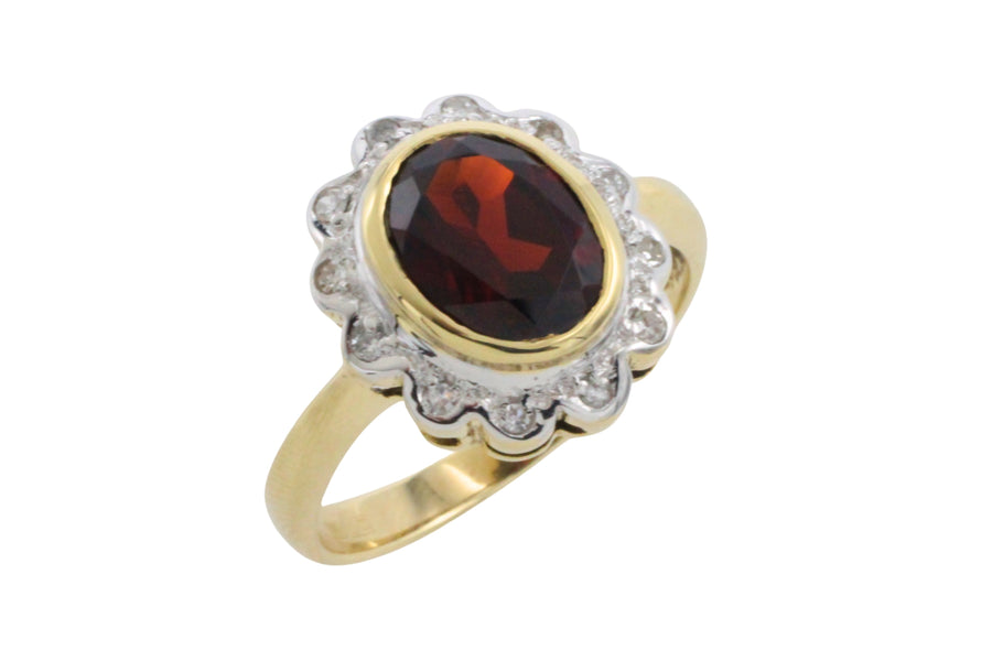 Garnets and diamond ring in 14 carat gold