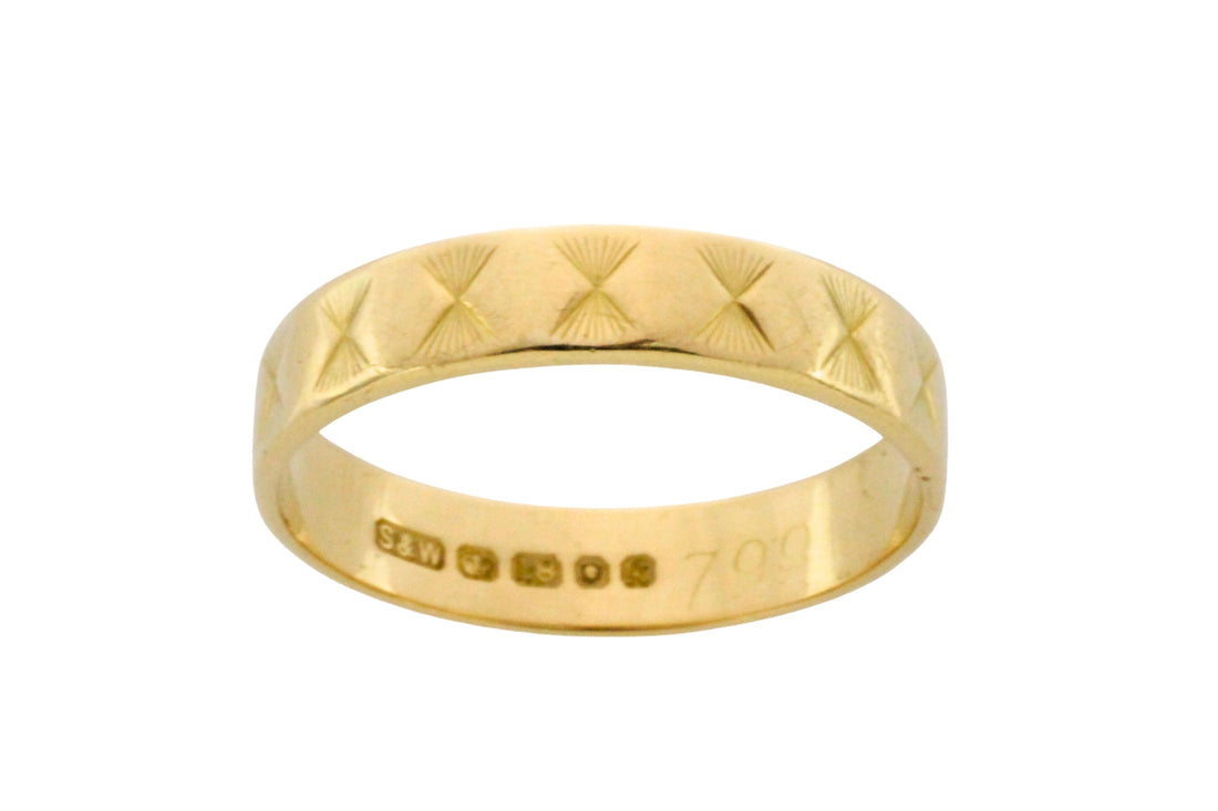 Vintage 18 carat gold wedding band with motif