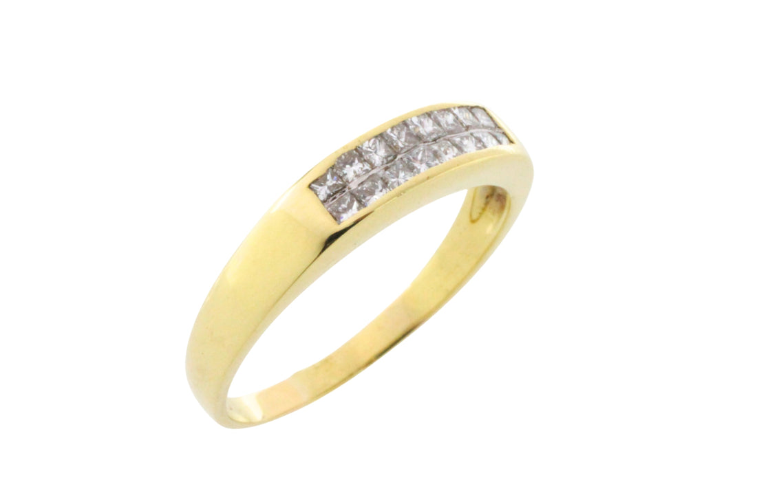 Princess cut diamond ring in 18 carat gold