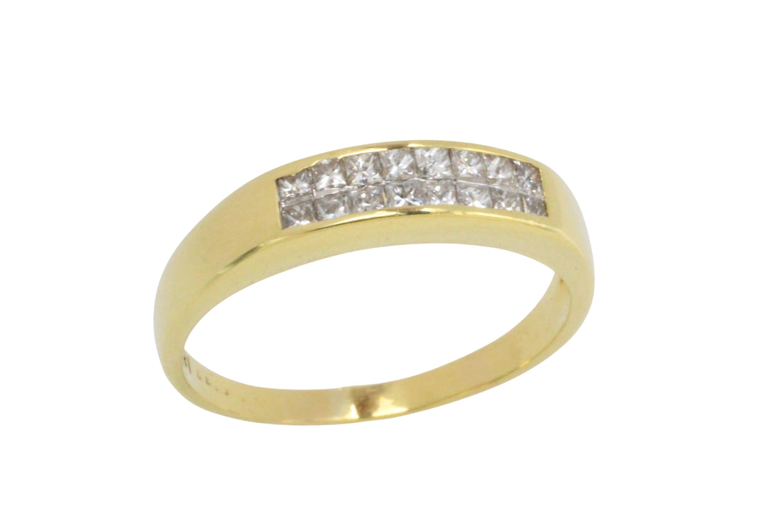 Princess cut diamond ring in 18 carat gold