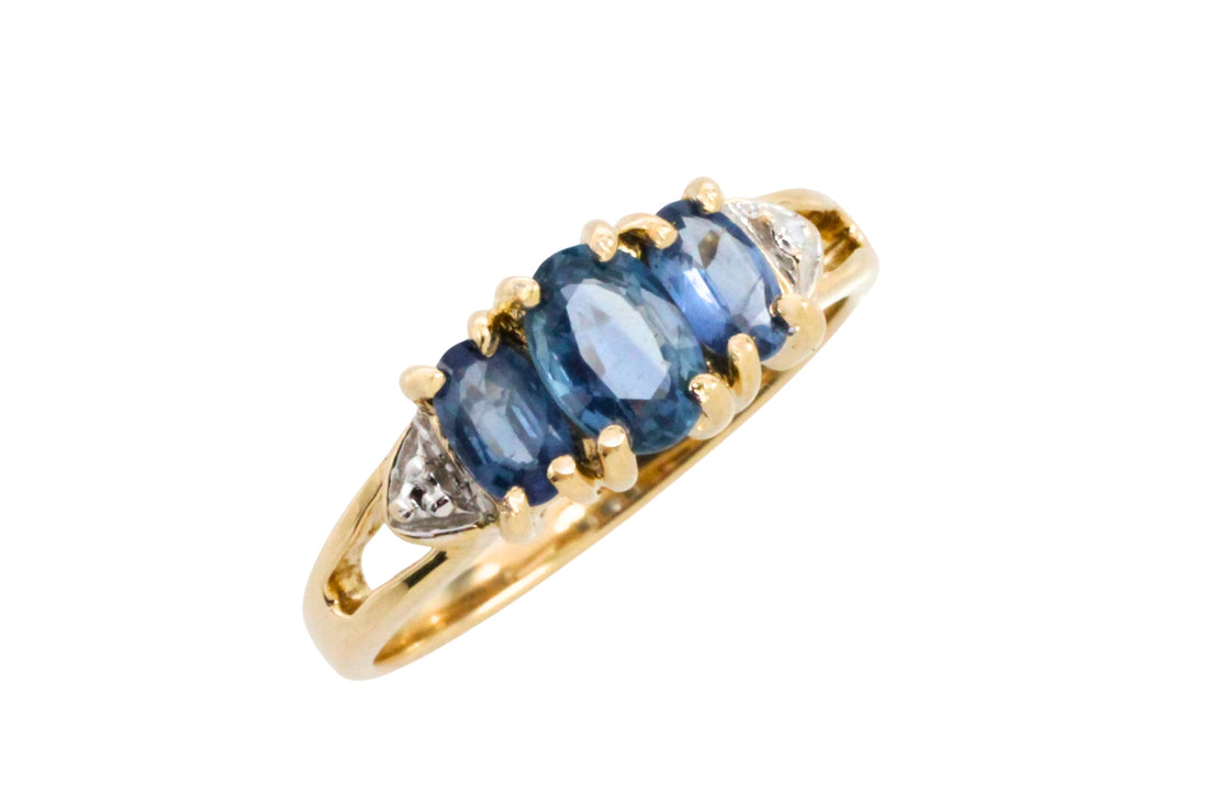 Three stone sapphire ring in 14 carat gold