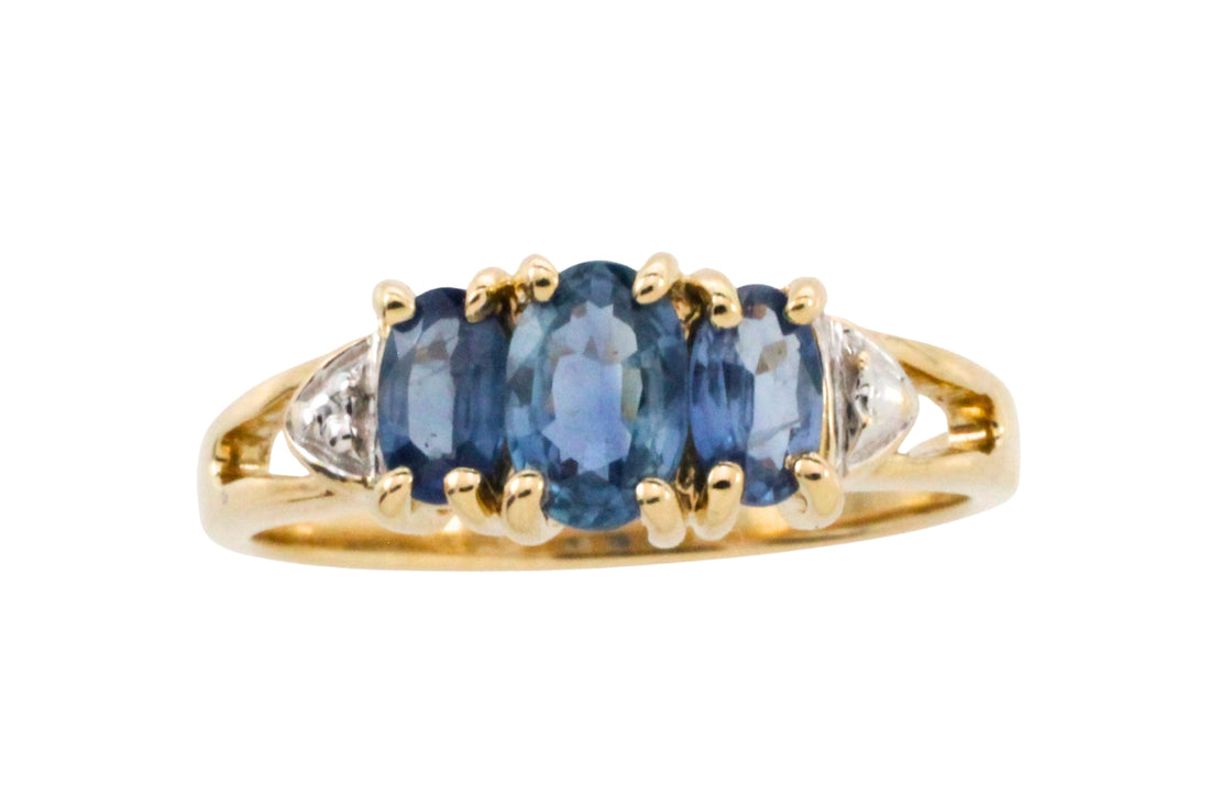 Three stone sapphire ring in 14 carat gold