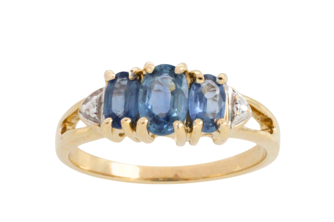 Three stone sapphire ring in 14 carat gold