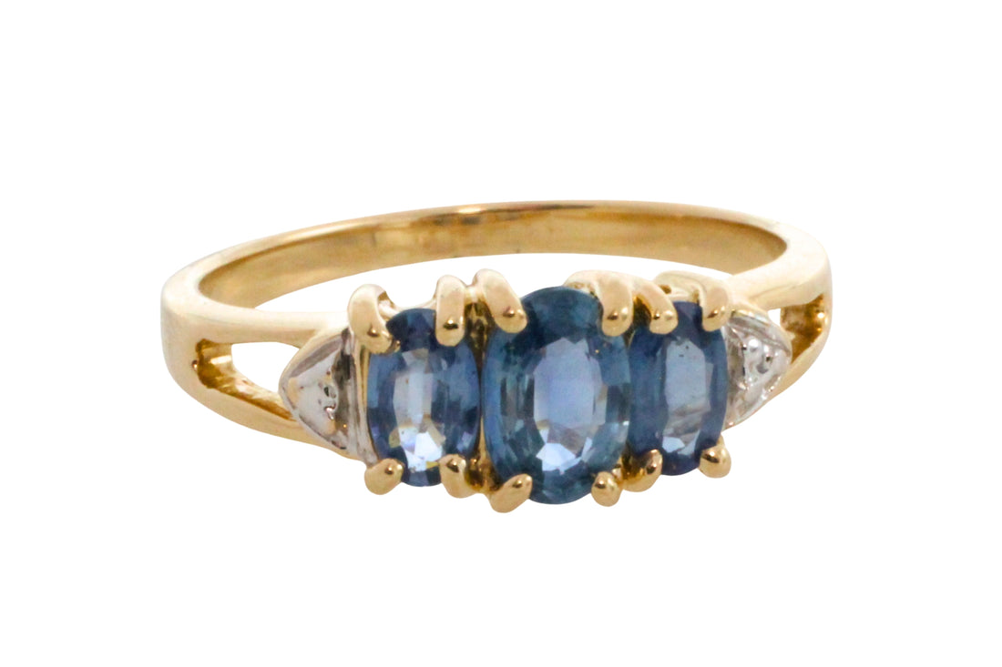 Three stone sapphire ring in 14 carat gold