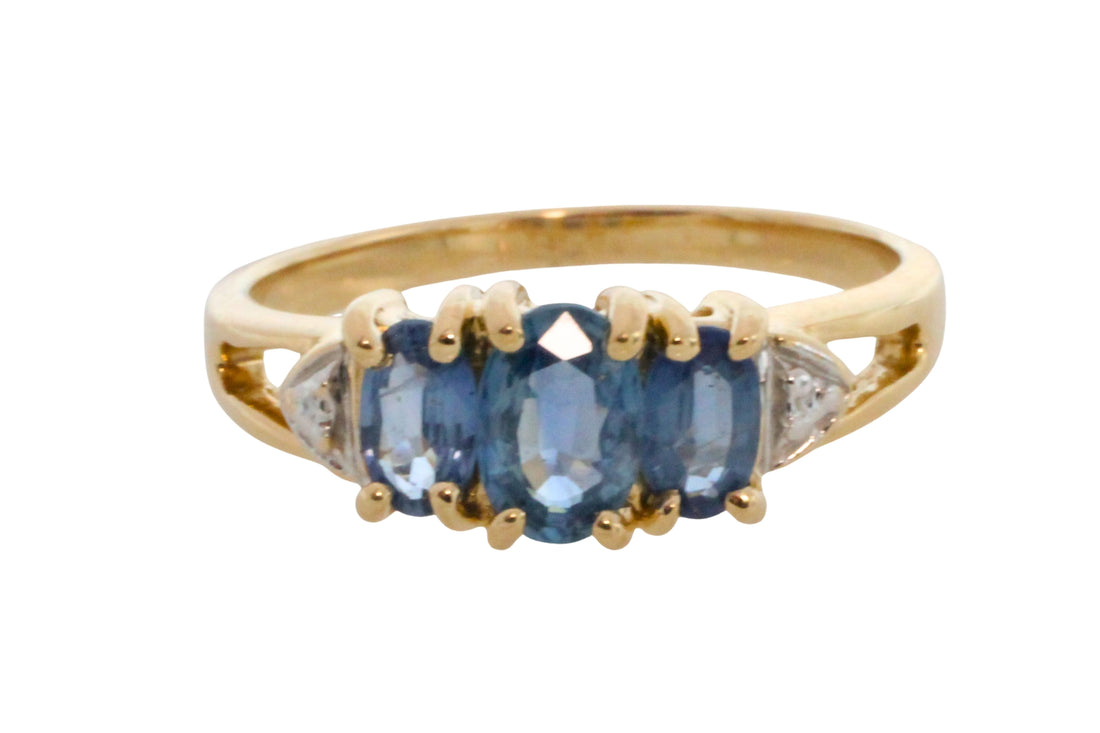 Three stone sapphire ring in 14 carat gold