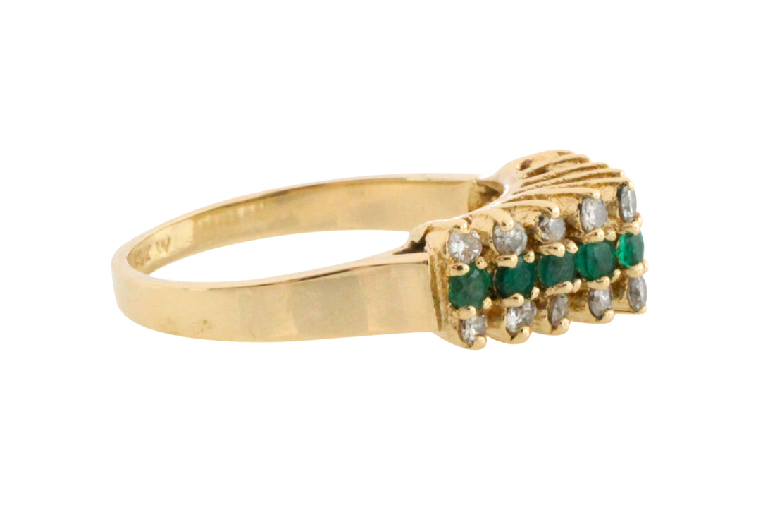 Emerld and diamond ring in 14 carat gold