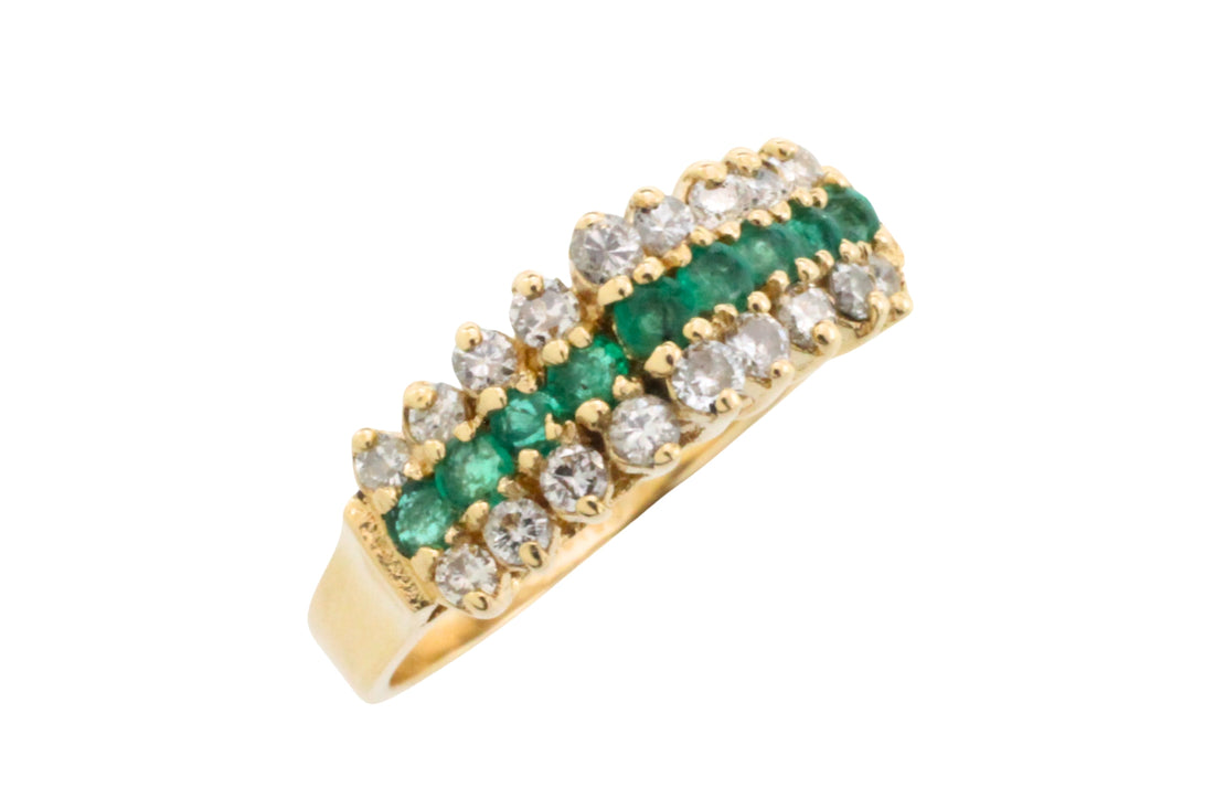 Emerld and diamond ring in 14 carat gold