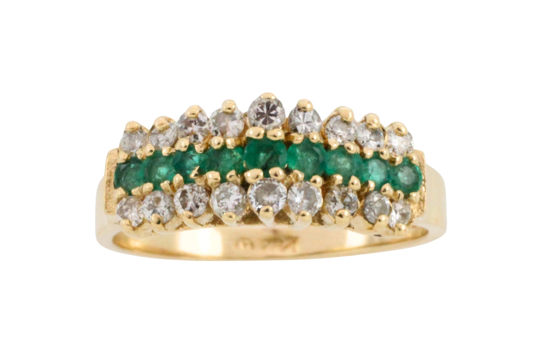 Emerld and diamond ring in 14 carat gold
