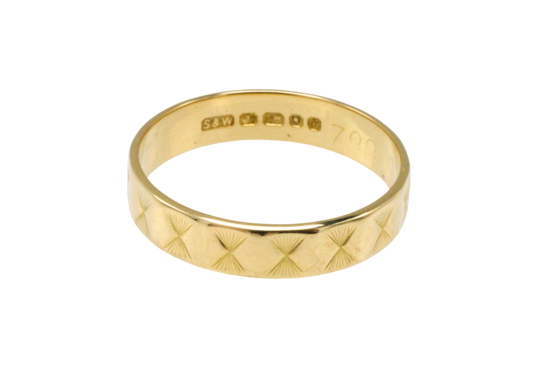 Vintage 18 carat gold wedding band with motif