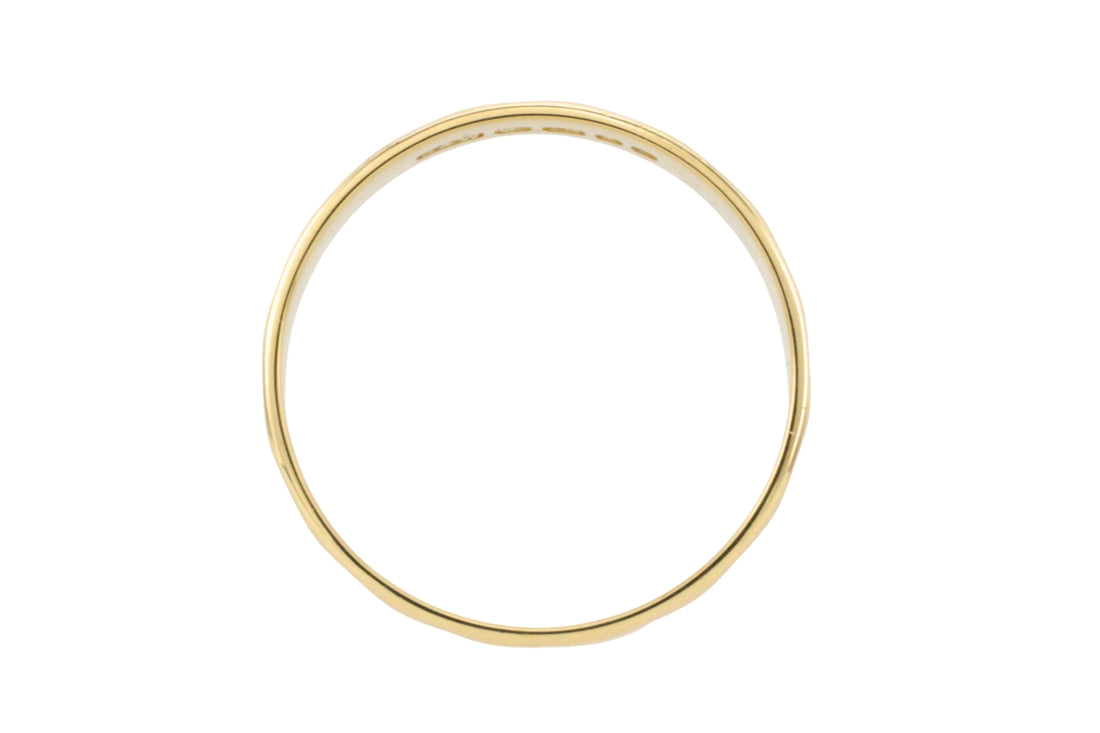 Vintage 18 carat gold wedding band with motif