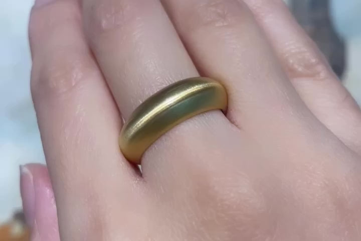 Matt finished band in 18 carat gold