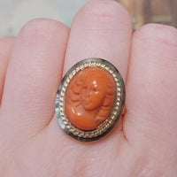 Vintage gouden ring met camee van bloedkoraal