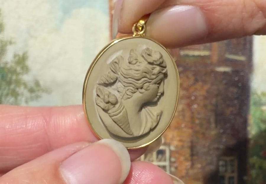 Lava Cameo in 18 carat gold