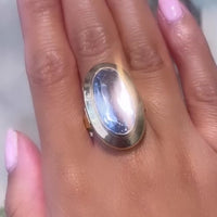 Grote vintage gouden ring met synthetische blauwe topaas