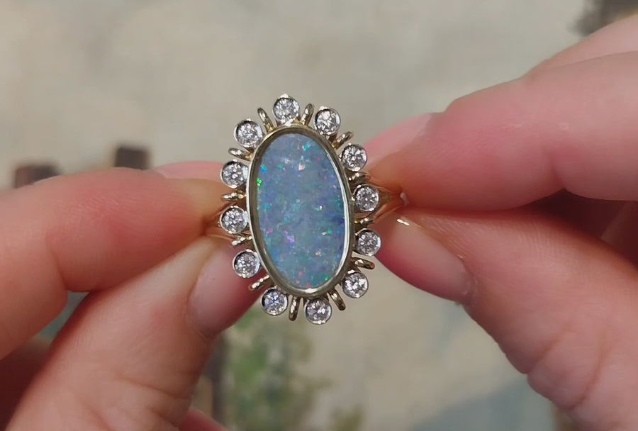 14 karaat gouden ring met een doublet opaal en diamant