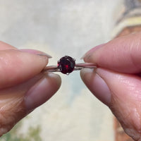 Witgouden solitaire ring met granaat