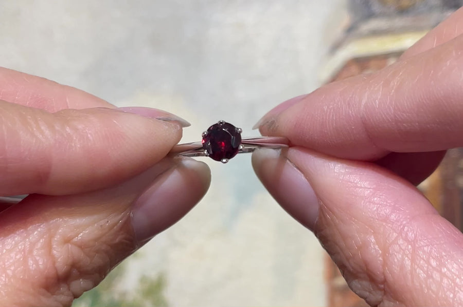 Witgouden solitaire ring met granaat