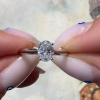 Oval diamond solitairte ring in platinum