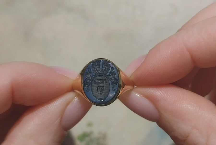 Vintage signet ring in 14 carat gold