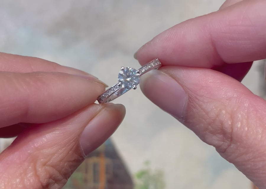 Diamond ring in 18 carat white gold
