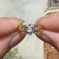 Victoriaanse ring uit 1899 met saffier en diamant