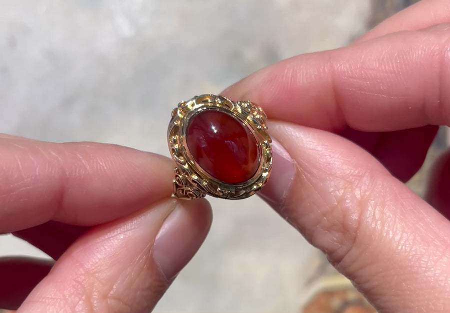 Vintage cabochon garnet ring in 14 carat gold