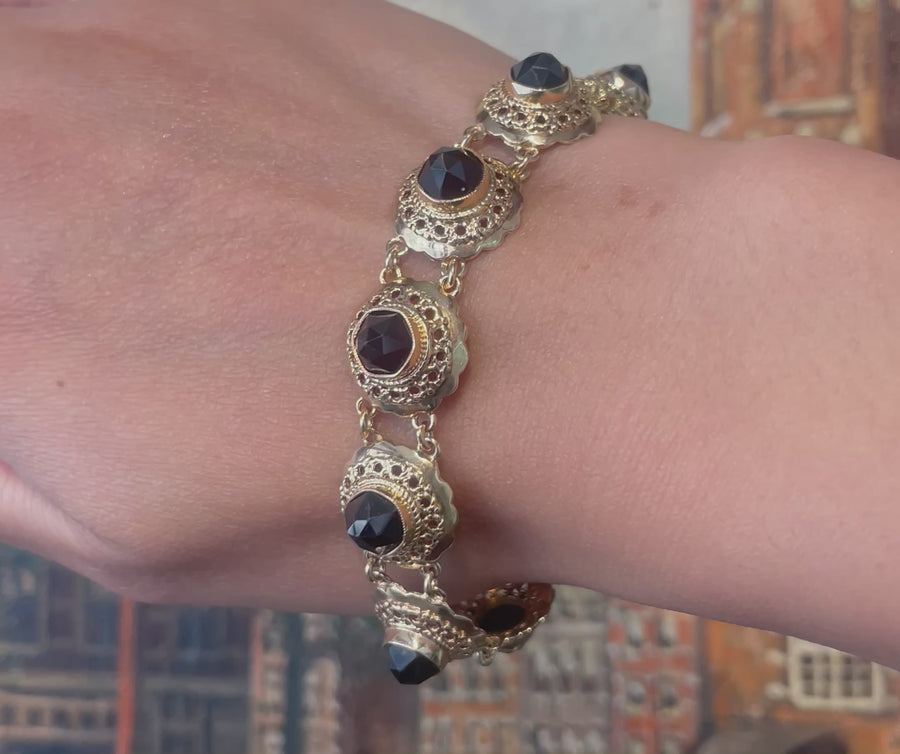 Vintage 14 carat gold link bracelet with garnets
