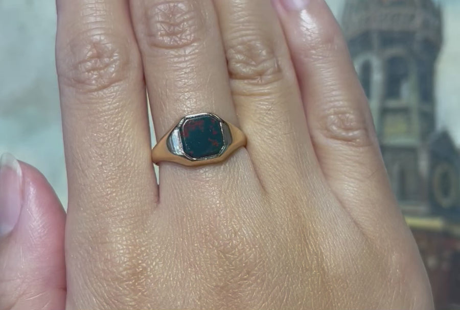 Vintage bloodstone signet ring in 14 carat gold