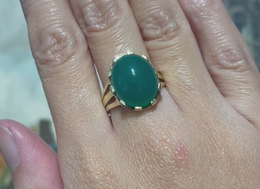 Vintage cabochon chrysoprase ring