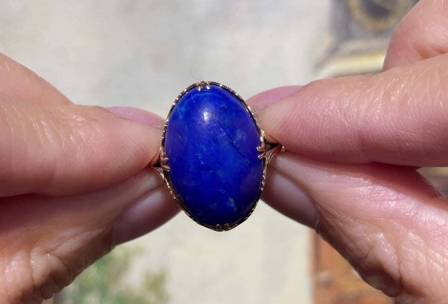 Cabochon lapiz ring in 14 carat gold