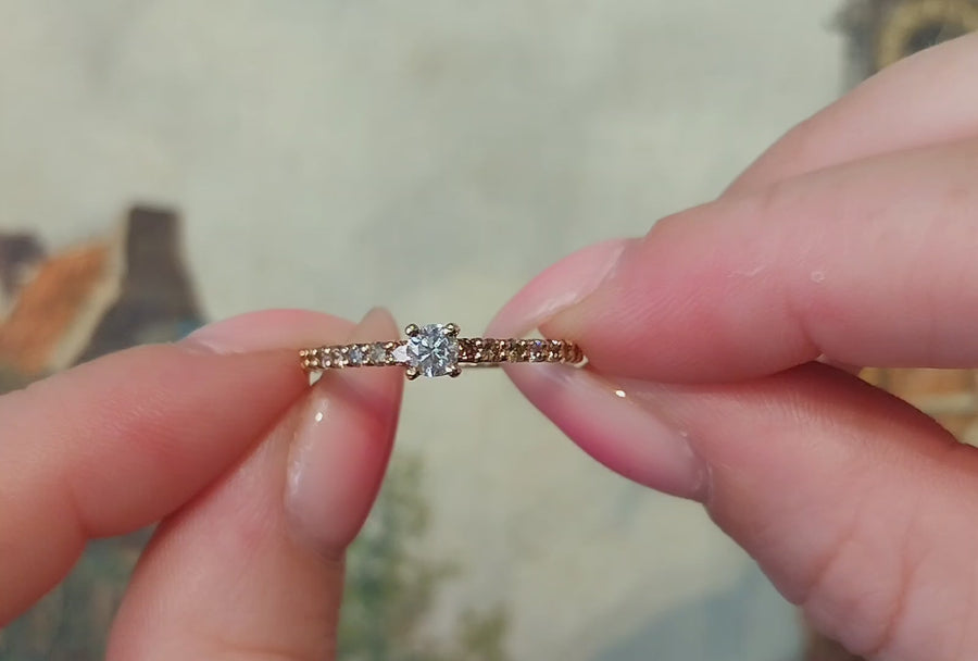 Lichtbruin en briljant geslepen diamanten ring