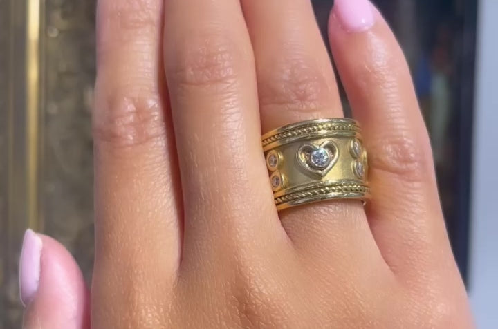 ​Een 18 karaats gouden Elizabeth Gage stijl ring met diamanten.