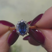 Saffier en diamanten cluster ring van 18 karaat goud