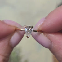 Peer geslepen diamanten solitaire ring van 18 karaat goud