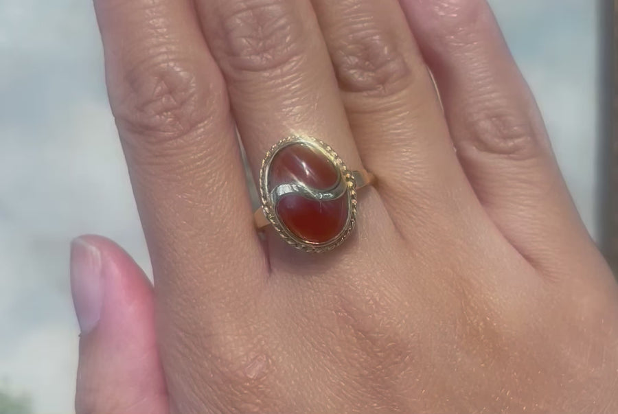 Cabochon carneool ring in 14 karaat goud