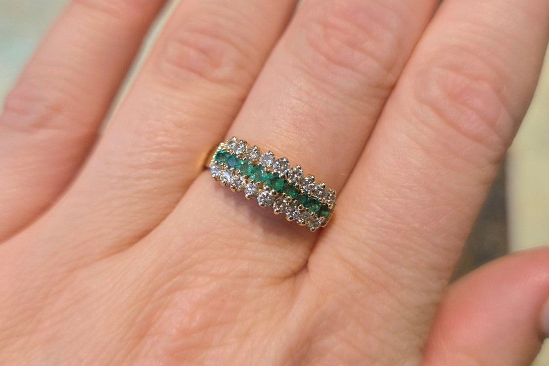 Emerld and diamond ring in 14 carat gold