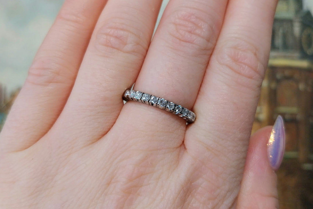 Witgouden eternity ring met diamanten