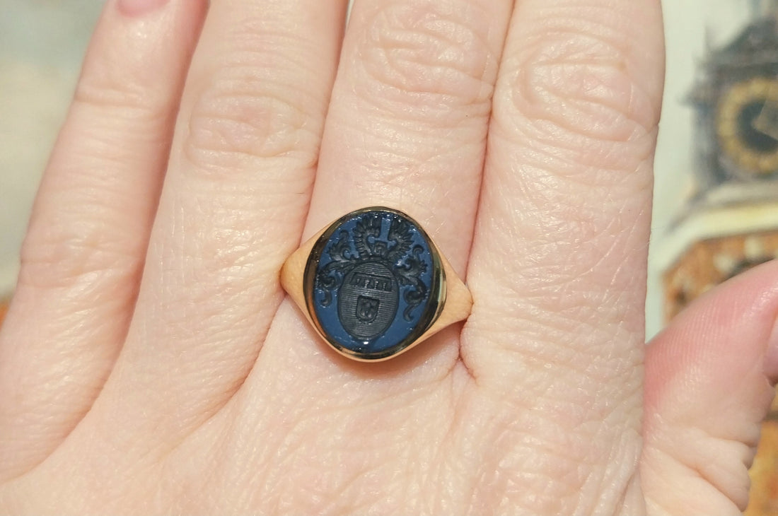 Vintage signet ring in 14 carat gold