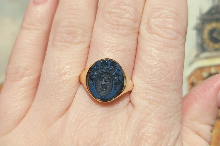 Vintage signet ring in 14 carat gold