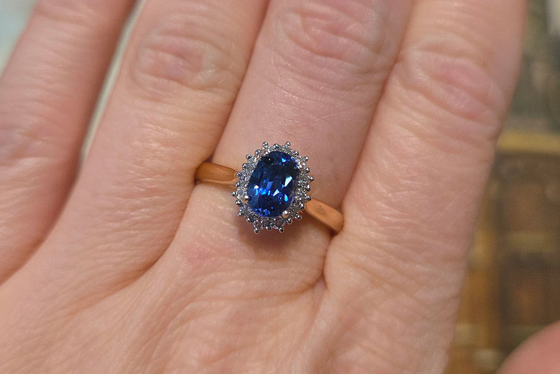 Saffier en diamanten cluster ring van 18 karaat goud