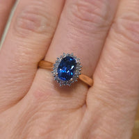 Saffier en diamanten cluster ring van 18 karaat goud