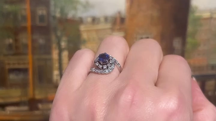 ​Witgouden sierlijke ring met saffier en diamant